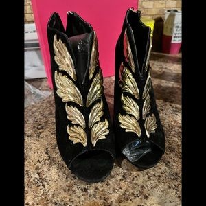 Anne Michelle Rapture 44 black winged shoes